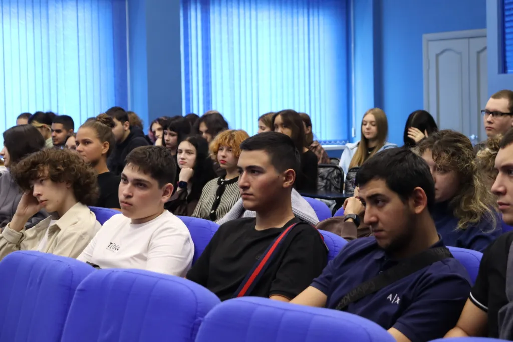 Студенты Заполярного университета на лекции в аудитории